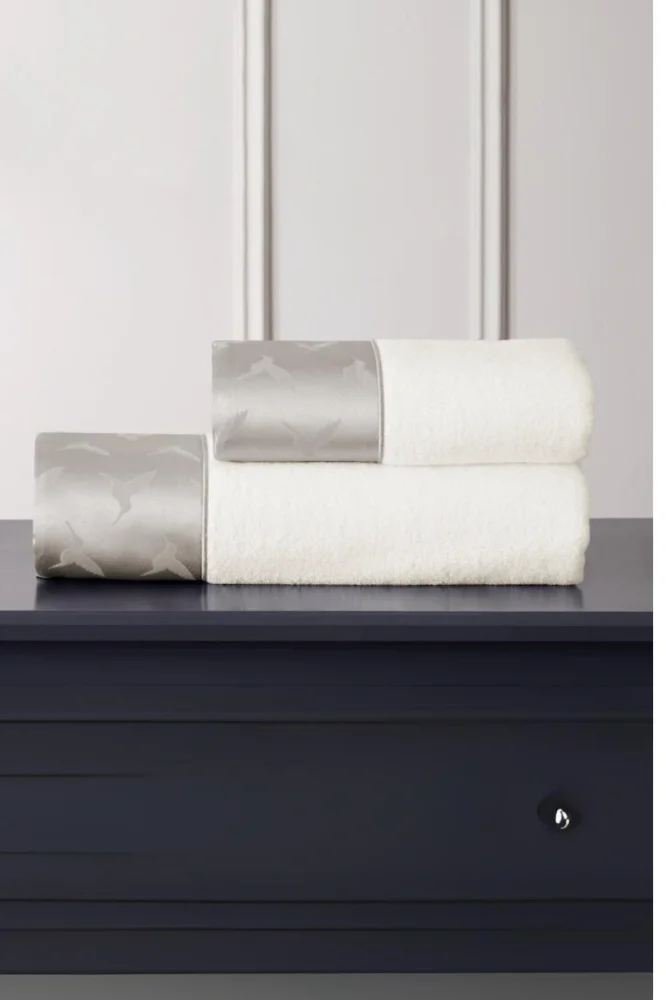 Set prosop și prosop de corp COLIBRI, 2 buc Alb – Broderie gri Set