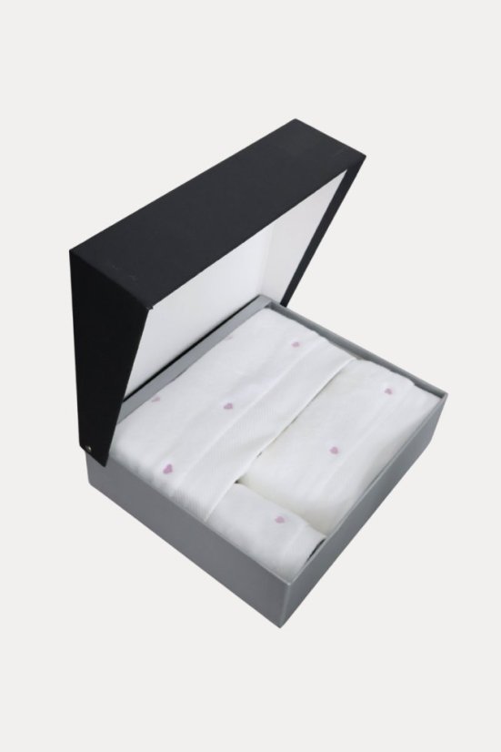 Geschenkverpackung Hand- und Badetücher MICRO LOVE, 3 St. - Farbe: Weiß-Herzen in Rot / Red hearts