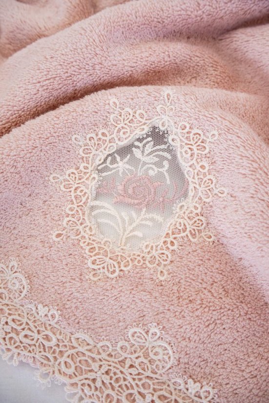 Badetuch DESTAN mit Spitze 85x150 cm - Farbe: Violett-Lila