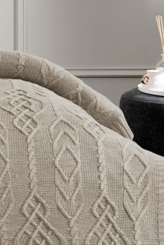 Wełniana narzuta na łóżko PETRA w opakowaniu prezentowym z poduszkami