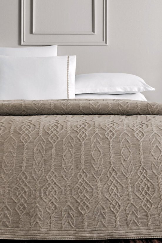 Wełniana narzuta na łóżko PETRA w opakowaniu prezentowym z poduszkami