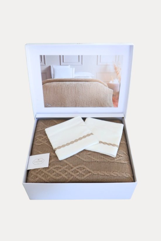 Wełniana narzuta na łóżko PETRA w opakowaniu prezentowym z poduszkami