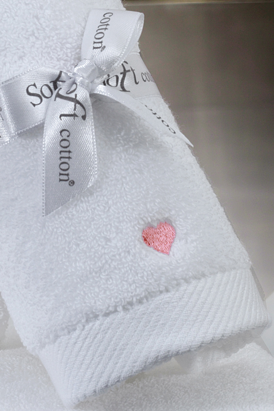 Geschenkverpackung Hand- und Badetücher MICRO LOVE, 3 St. - Farbe: Weiß-Herzen in Rot / Red hearts