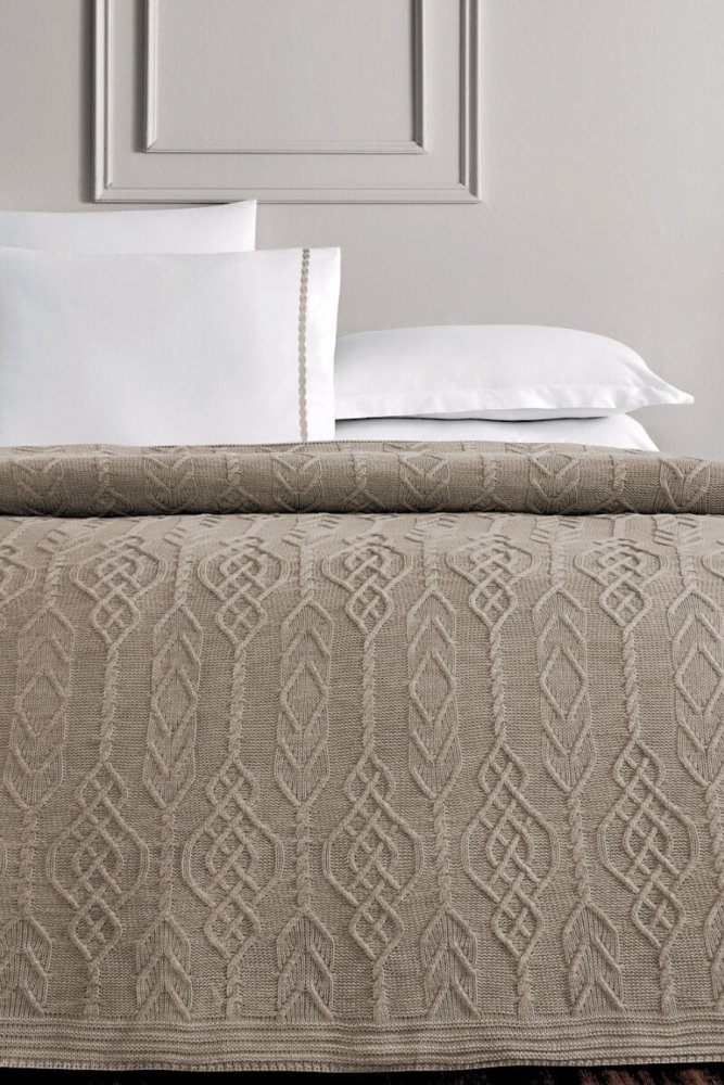 Wełniana narzuta na łóżko PETRA w opakowaniu prezentowym z poduszkami