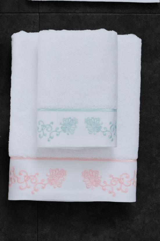 Set cadou prosoape și prosoape de corp DIARA, 3 buc - Culoare: Alb-broderie roz / Pink embroidery