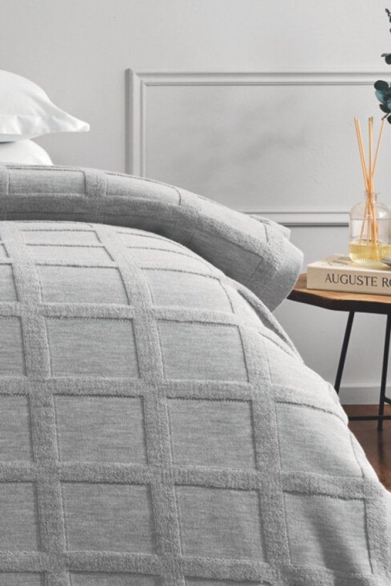 Vilnas gultas pārklājs NEVA dāvanas iepakojumā ar spilveniem