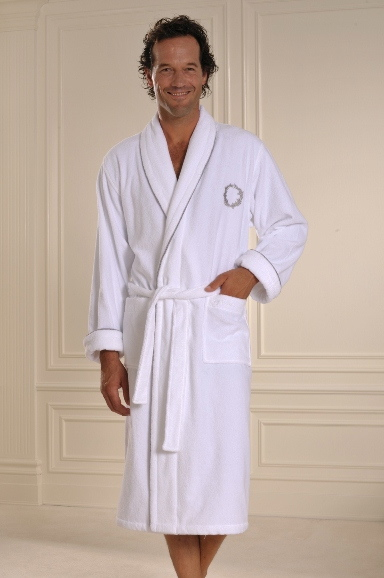 Herrenbademantel SEHZADE in einer Geschenkverpackung + Handtuch + Schlappen - Größe: M + Schlappen (40/42) + Handtuch + Box, Farbe: Weiß-Stickerei in Silber / Silver