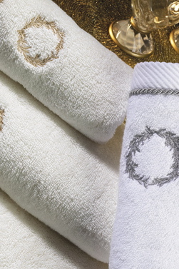 Soft Cotton Luxusní pánský župan SEHZADE s ručníkem a papučkami v dárkovém balení Bílá / stříbrná výšivka XXL + papučky (42/44) + dárkové balení