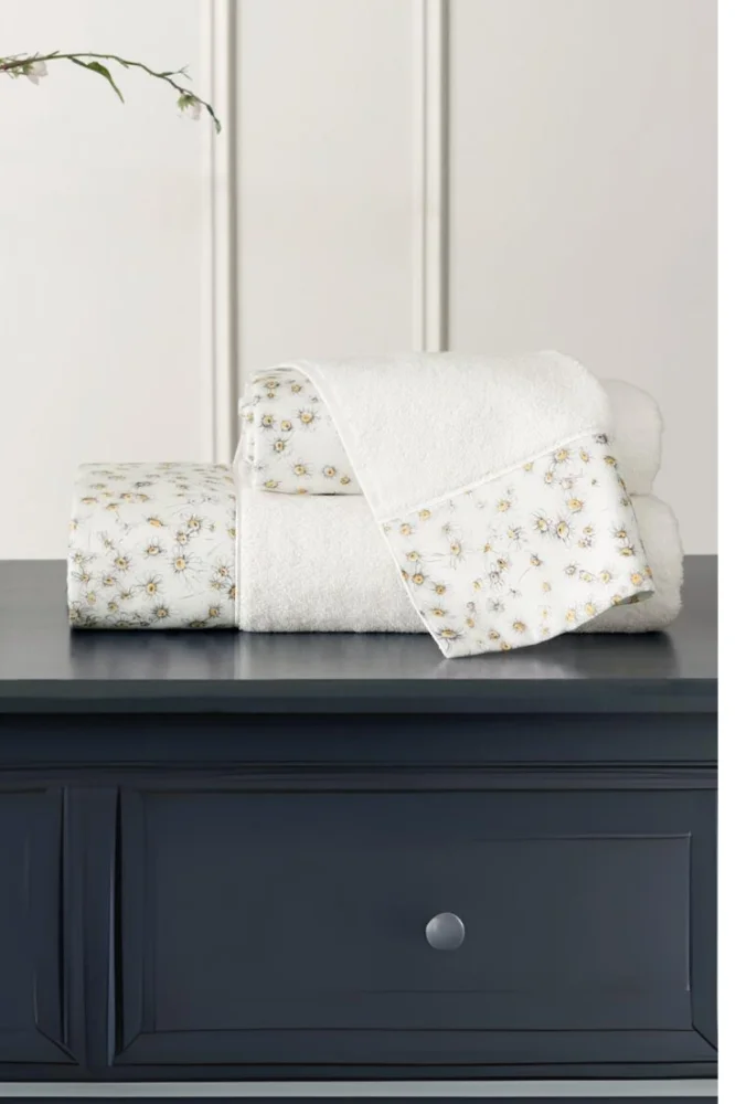 Set cadou de prosoape și prosop de corp MARY, 3 buc Alb / White Set